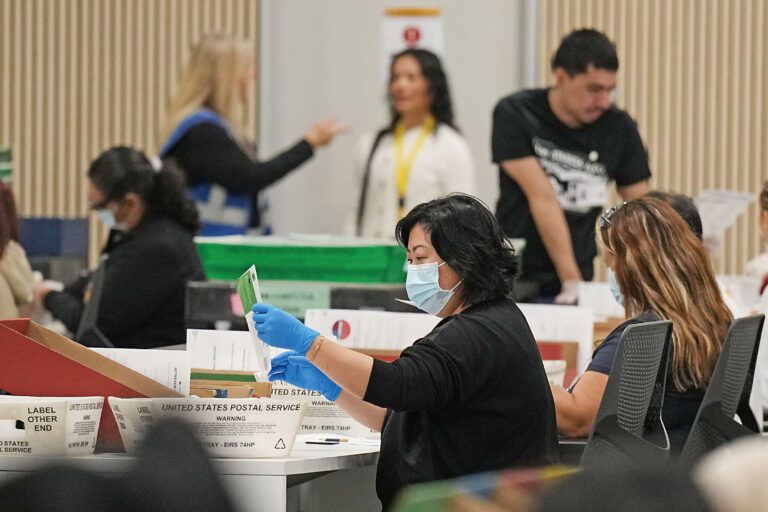選務人員在工業市的洛杉磯縣選票處理中心檢查選票。美聯社