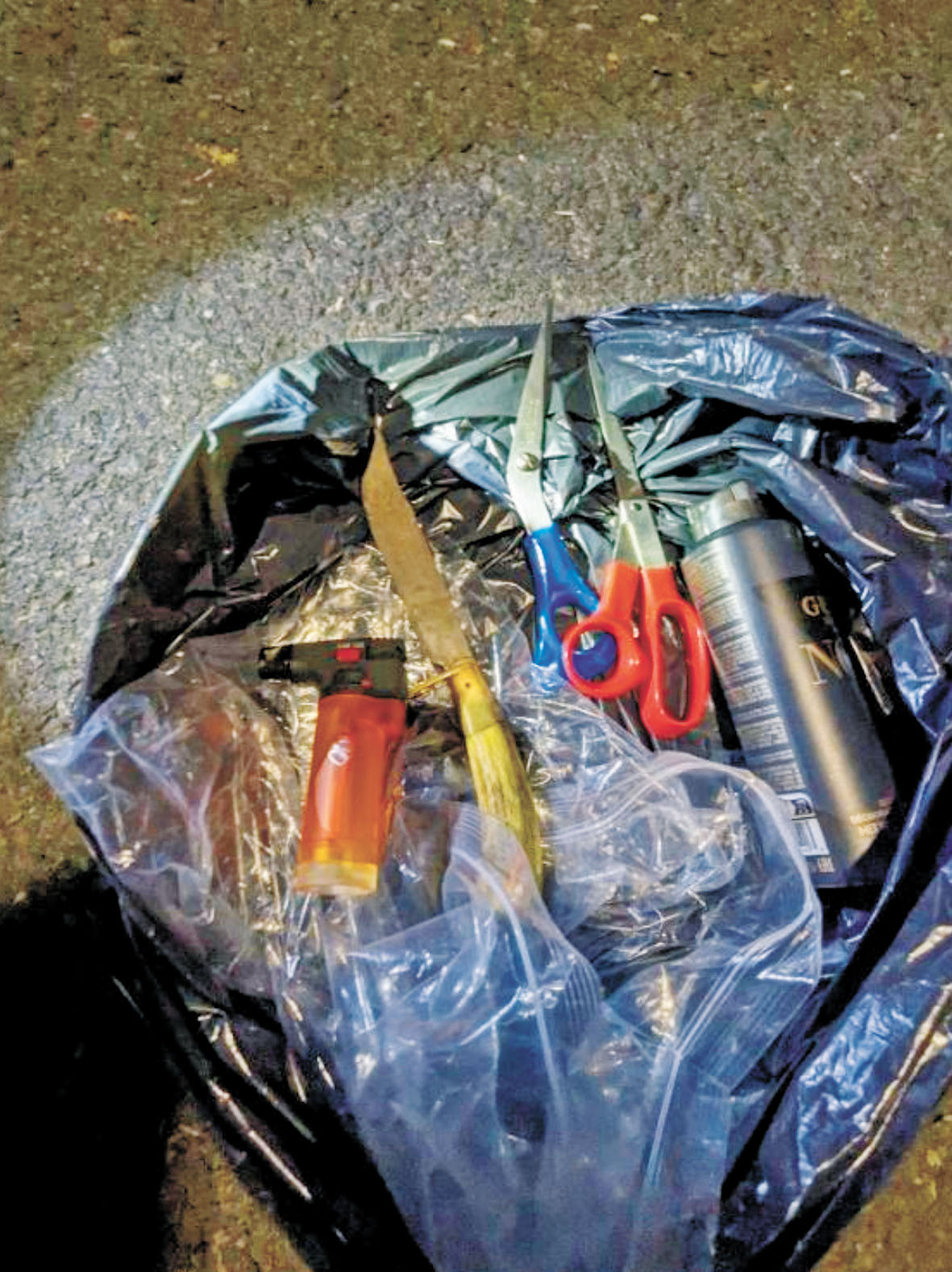 當局繳獲的爆炸裝置和剪刀。沙加緬度縣警局/美聯社