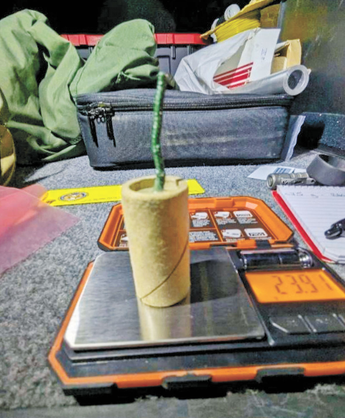 當局檢獲的火藥與引信。沙加緬度縣警局/美聯社