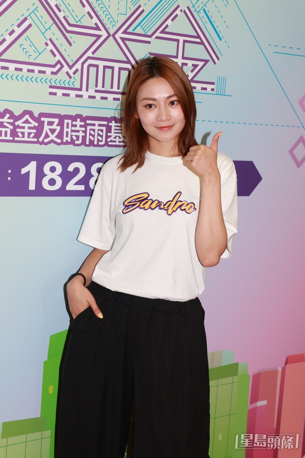 關嘉敏得知閨蜜莊思明的婚訊後,興奮得睡不着。