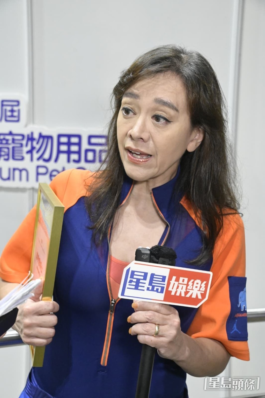 她認為男孩子必須學會獨立。