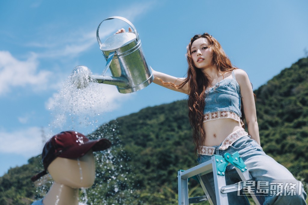 蘇雅琳（Ivy So）在新歌《原地拖手》中，演繹暗戀的心情。