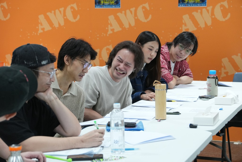 圍讀過程中，演員巢嘉倫不時開懷大笑。