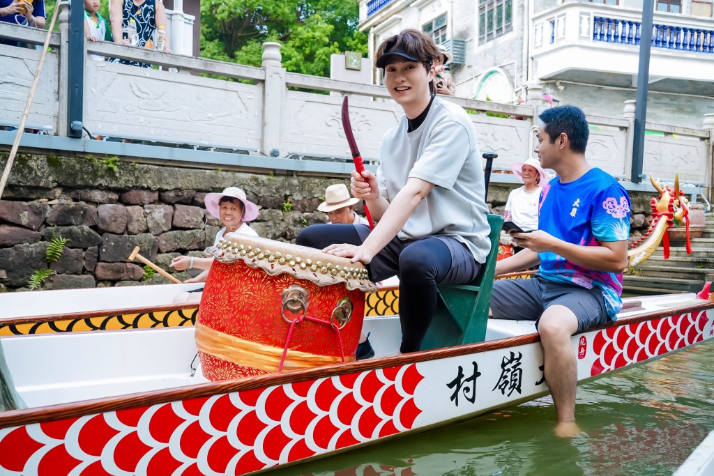 胡鴻鈞鼓勵年輕一代透過扒龍舟學習團隊精神。