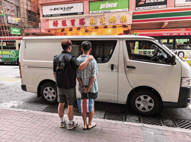 旺角警區掃黃行動 亞皆老街店舖檢逾三千隻淫褻光碟拘一男