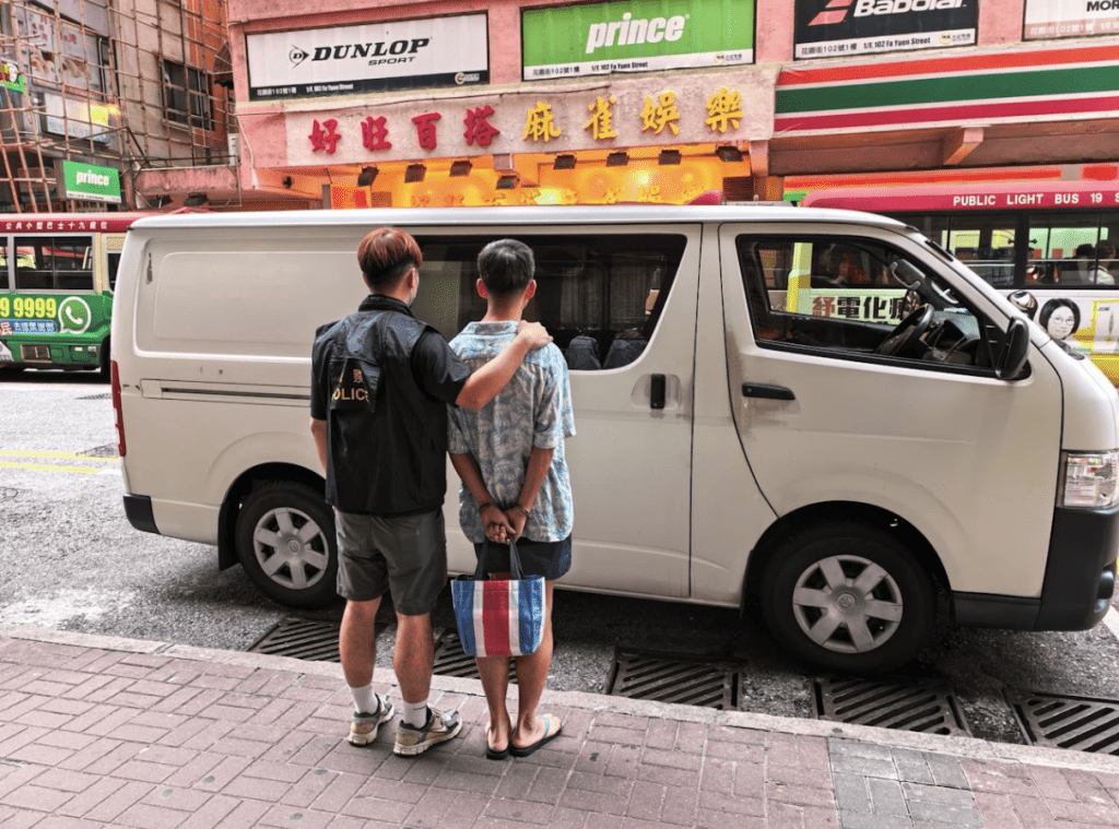 旺角警區掃黃行動 亞皆老街店舖檢逾三千隻淫褻光碟拘一男