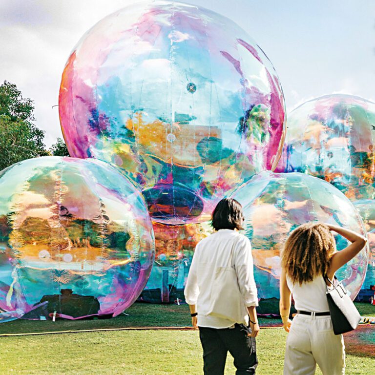芝市北郊的芝加哥植物園將於6月6日至9月20日推出 「閃耀夏日」 （Shimmering Summer Exhibit）的展覽。 芝加哥植物園官網