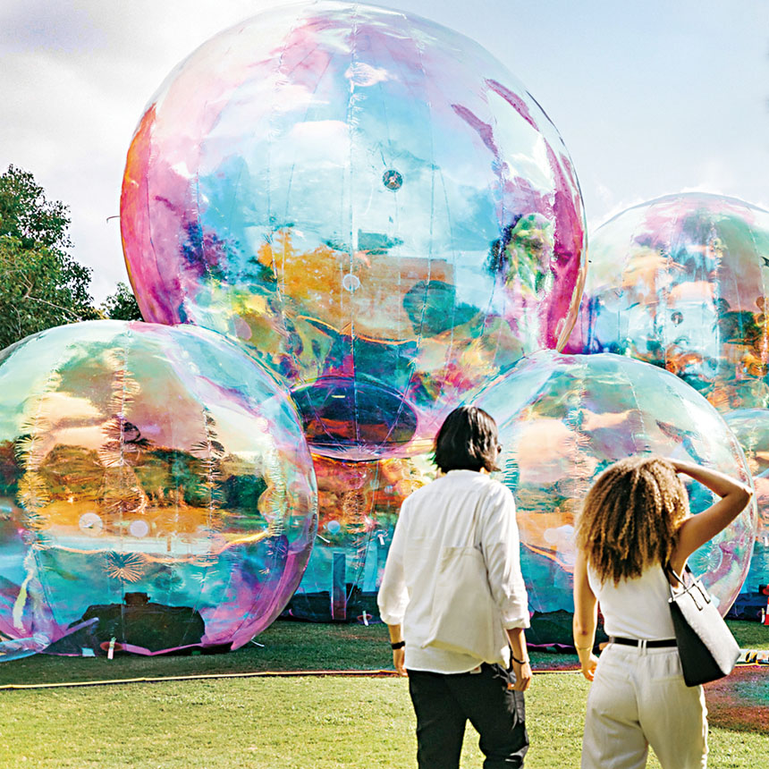 芝市北郊的芝加哥植物園將於6月6日至9月20日推出 「閃耀夏日」 （Shimmering Summer Exhibit）的展覽。 芝加哥植物園官網