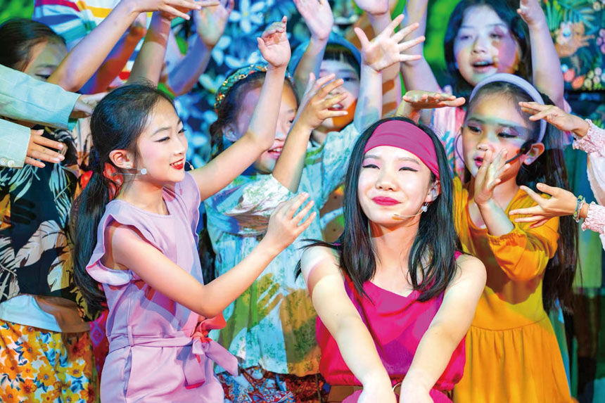 學生們的表演充滿童趣。