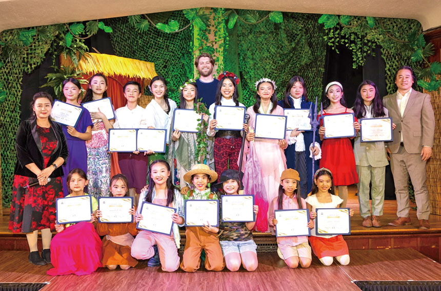 參加音樂劇演出的學生們獲得證書。梅芬芳攝