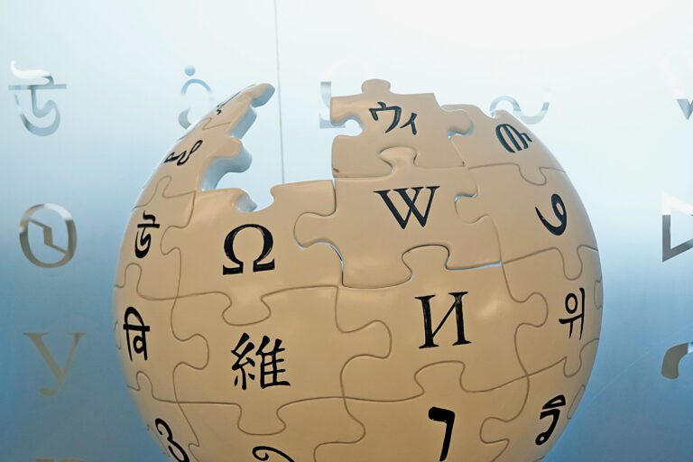 百人會設立維基百科編輯計劃，為維基百科增加更多亞太裔社群編輯頁面和資訊。圖為維基百科基金會三藩市辦公室展示的維基百科標識。美聯社