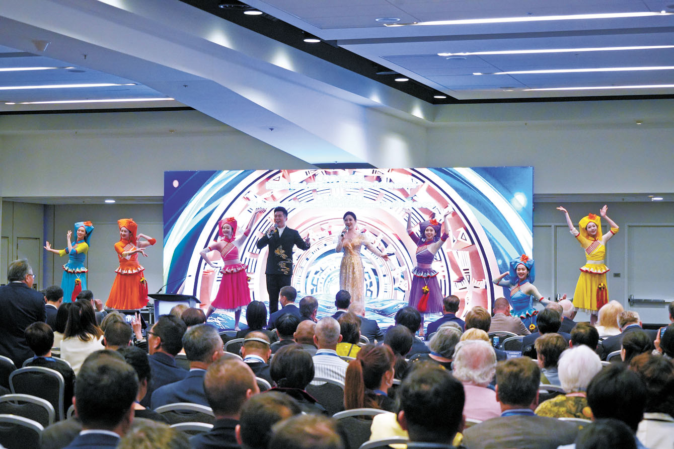 第八屆中美友城大會在歌舞表演《連心歌》中拉開帷幕。記者黃偉江攝