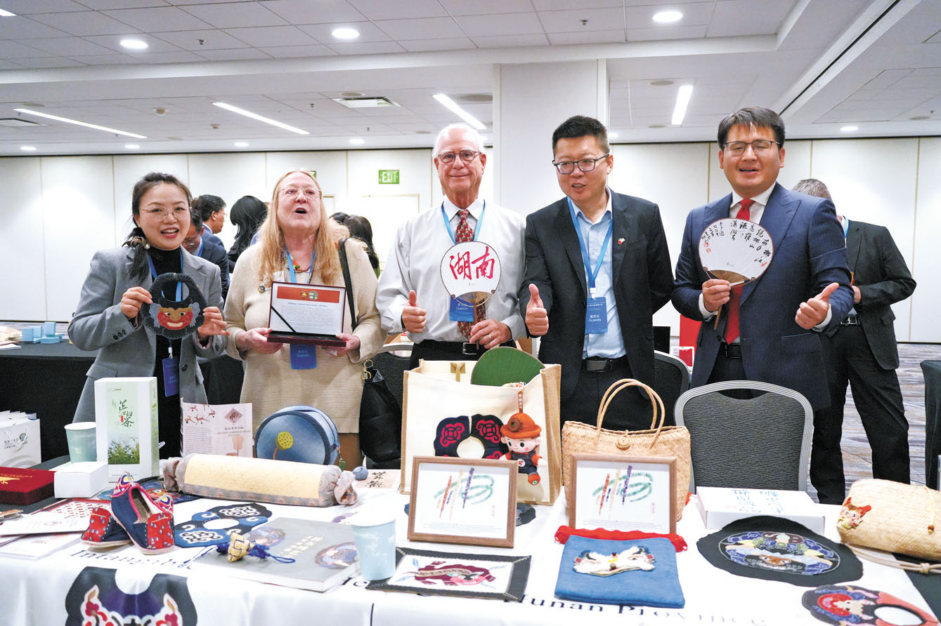 「非遺」攤位上的文創產品備受賓客歡迎。記者黃偉江攝