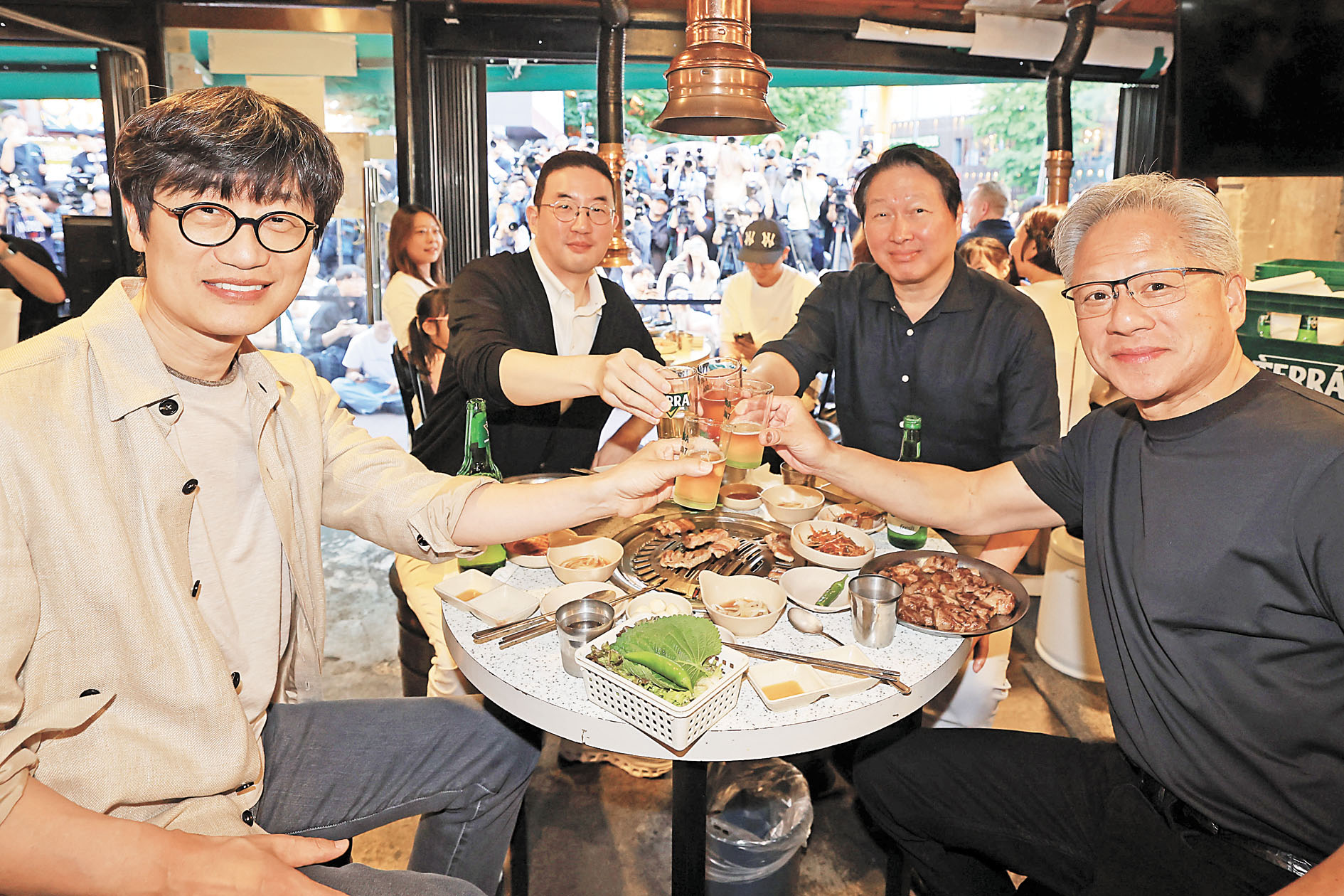 黃仁勳(右起)5日晚間在首爾與SK集團會長崔泰源、LG集團會長具光謨、Naver創辦人李海珍等韓企巨頭一起吃烤肉,舉杯互慶。美聯社
