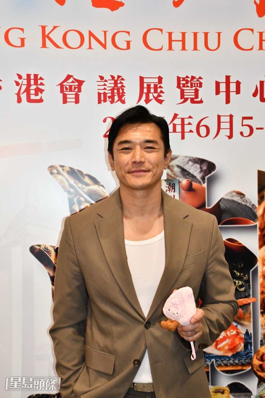 黃長興樂在其中,指兒子的中文現在比他好,正好可以父子一同學習。