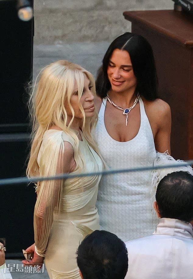 時裝設計師Donatella Versace獲邀出席Dua Lipa的婚前派對。