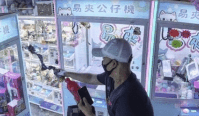 旺角夾公仔店遭刑事毀壞 閉路電視拍下涉案男子