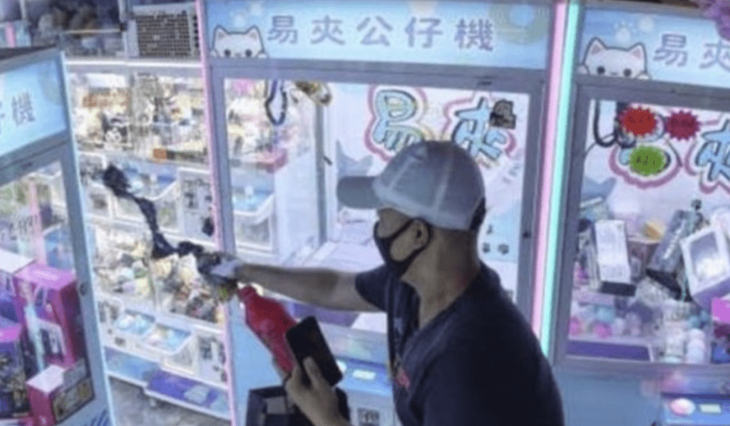 旺角夾公仔店遭刑事毀壞 閉路電視拍下涉案男子