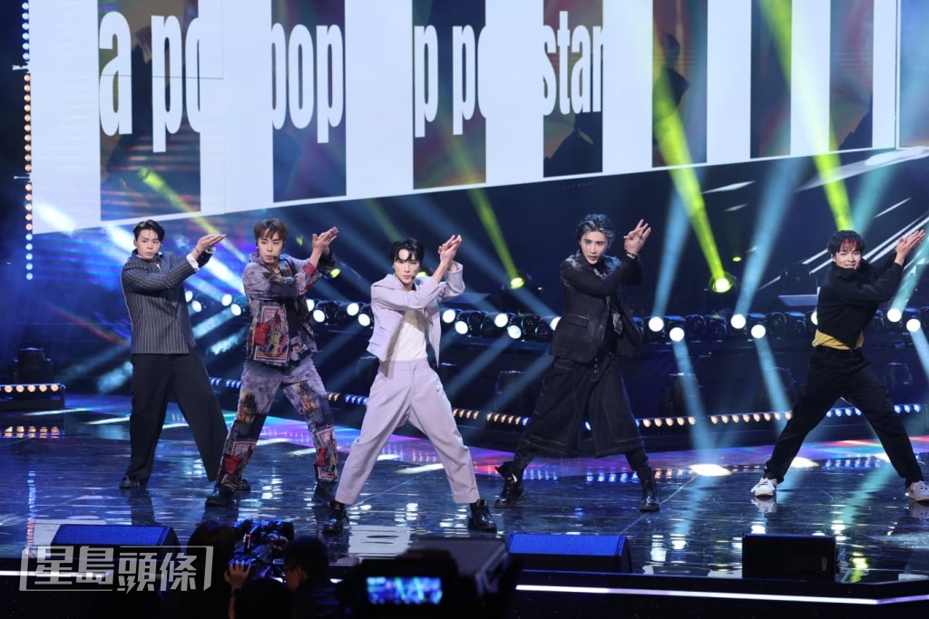 由冼靖峰、文佐匡等組成嘅新男團SURFIVE,亦表演新團歌《Popstar》。