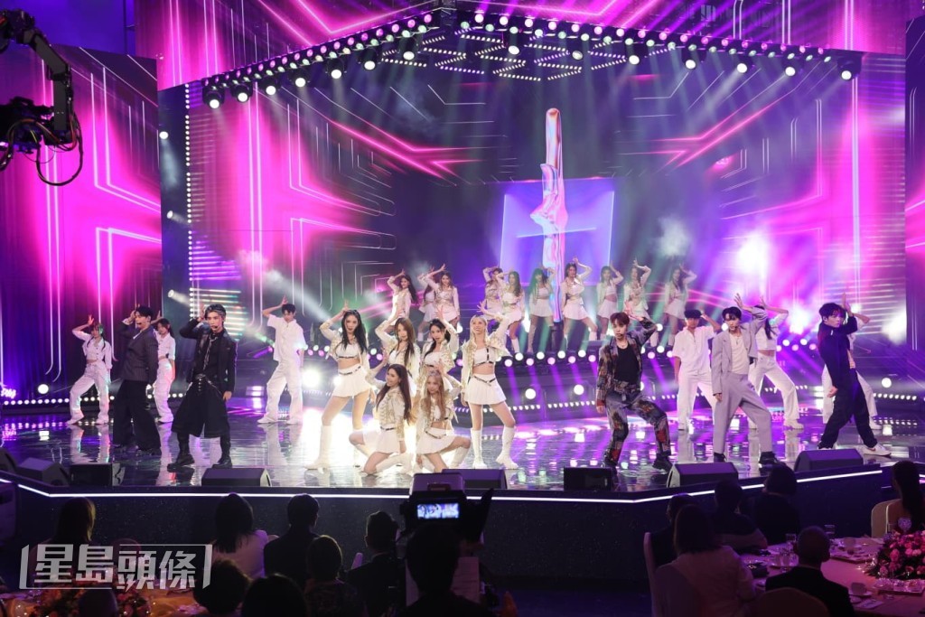 SURFIVE為MYNT同其他參加者演出《Lucky Star》時擔任伴舞。