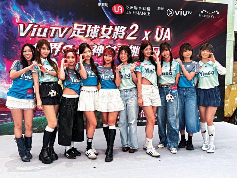 ■Kathy仔（右一）與一眾「螢花」成員齊齊出席足球活動。