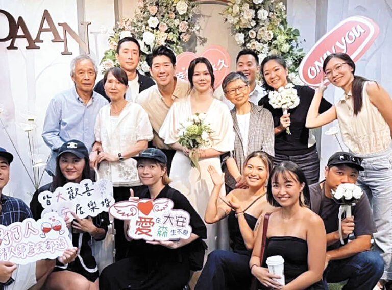 紀培慧和男友登記結婚，多位親友到場分享喜悅。網上圖片