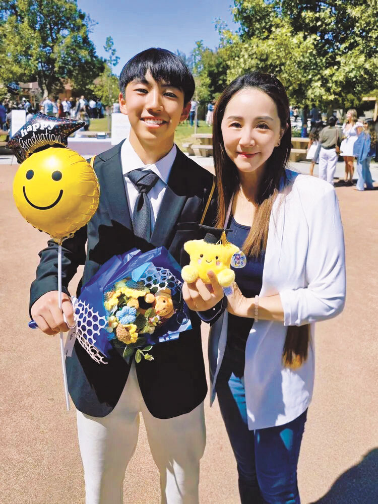 黃少祺的老婆參加兒子畢業典禮。網上圖片