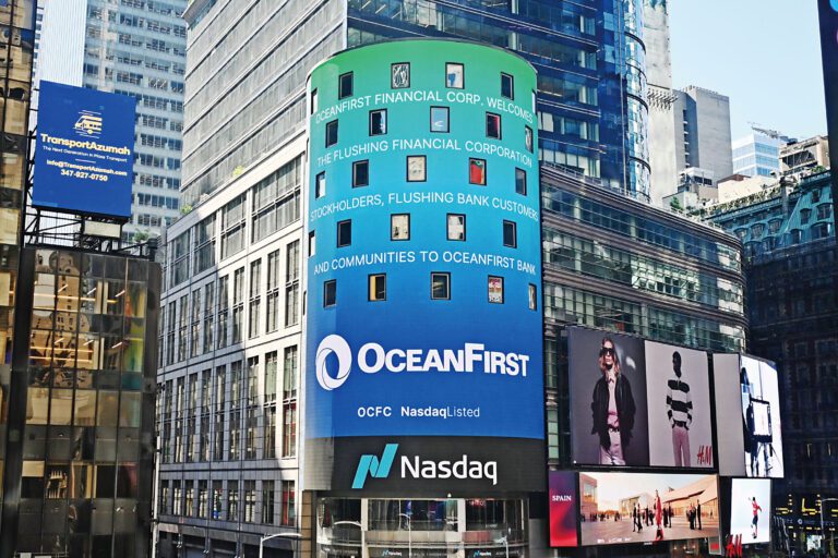 時報廣場上的巨型燈牌顯示冠洋銀行（OceanFirst Bank）完成對法拉盛銀行（Flushing Bank）的收購。