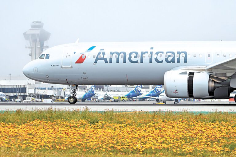 一架美國航空客機在洛杉磯國際機場滑行。美聯社資料圖片