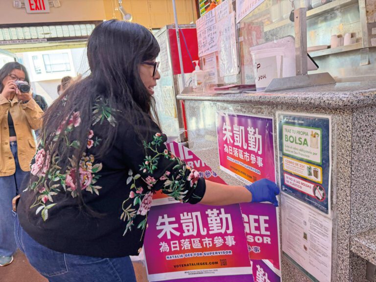 朱凱勤在日落區商戶店內拆除競選海報，獲商戶讚賞有始有終。記者蘇婕雅攝