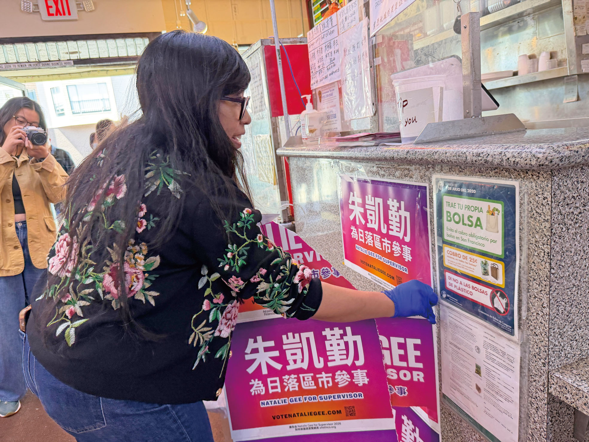 朱凱勤在日落區商戶店內拆除競選海報，獲商戶讚賞有始有終。記者蘇婕雅攝