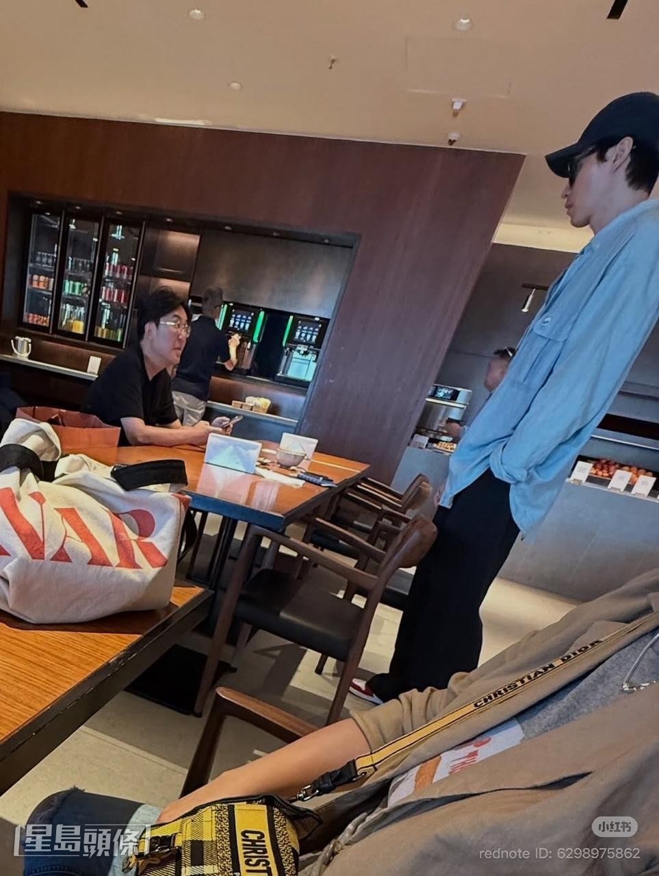 李棟旭今日被網民拍攝到出現在香港機場的貴賓室。