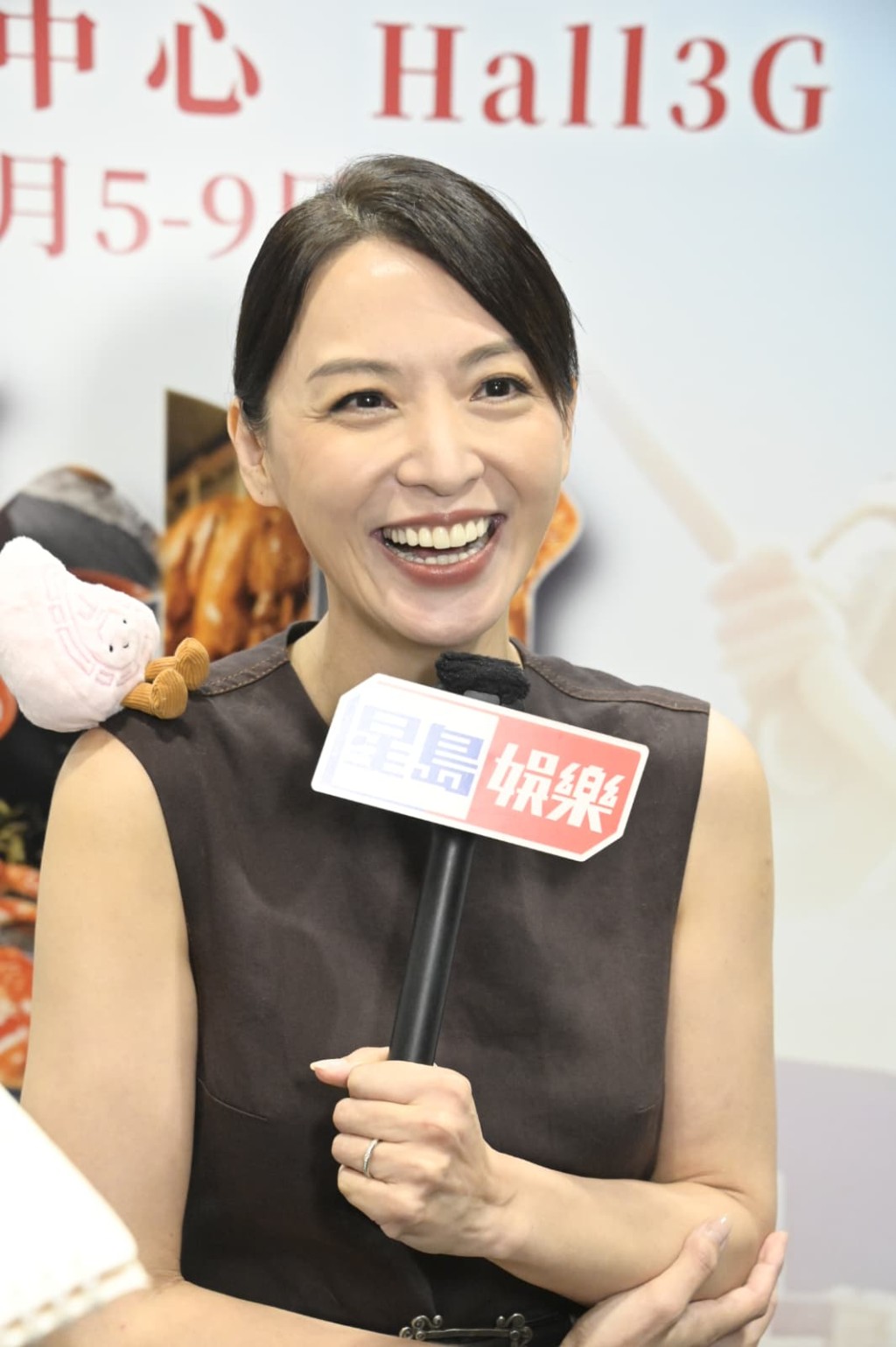 被問及現在如何保護自己,陳煒笑言:「手都斬咗佢!」