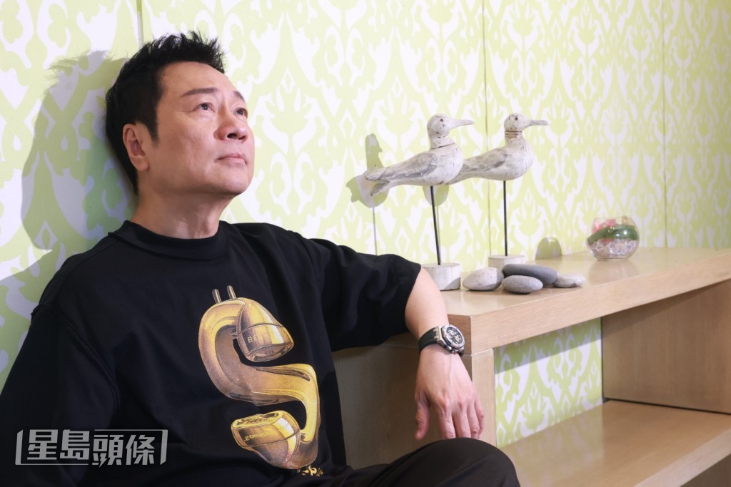祥哥早年與TVB約滿後,很快便以一口價續約,合作至今。