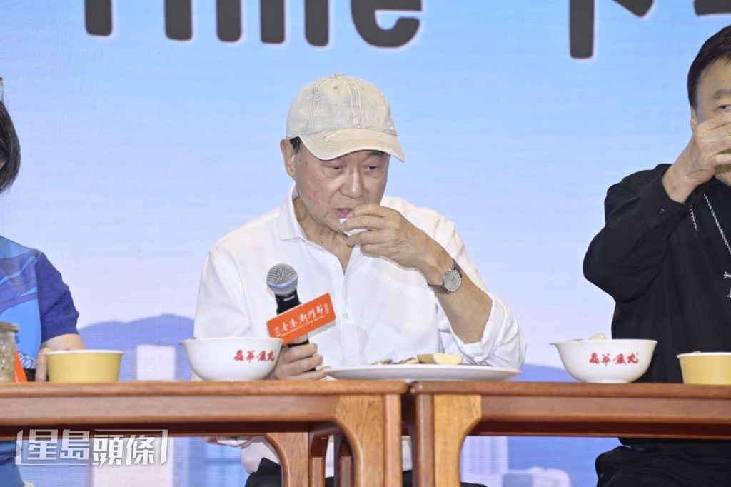 許冠文細味功夫茶,體驗傳統潮州茶文化。