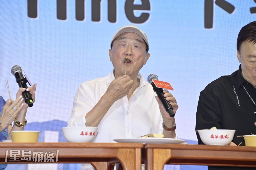 許冠文品嚐美味的潮州滷水鴨肝。