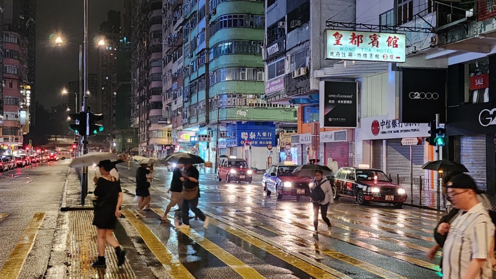 天文台凌晨改發紅色暴雨警告 會否發黑雨視乎雷雨區發展