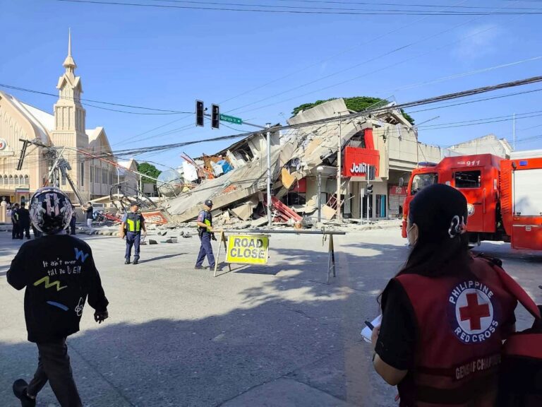 菲律賓南部外海7.8級強震 造成12人死亡