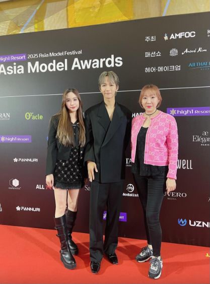 Alton早前在韓國奪得「Asia Special Award 亞洲巨星獎」,並與唐安麒及Lenna T.合照。