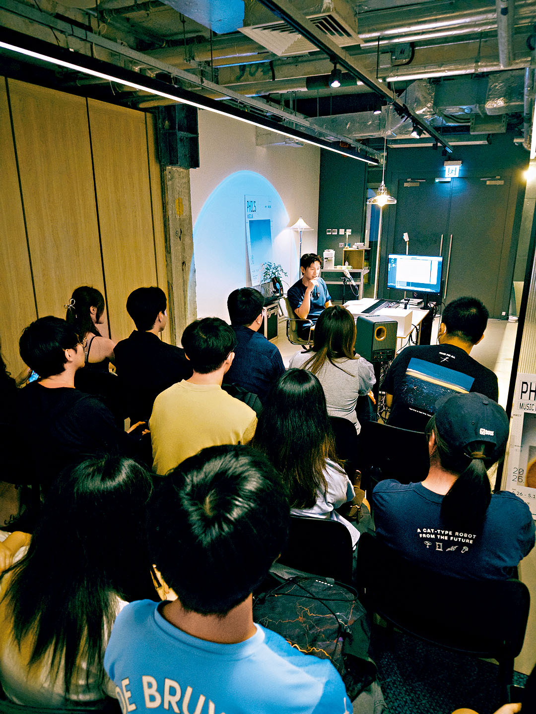 在「Phil’s Music Lab」的周末限定活動上，跟樂迷分享作曲心得。