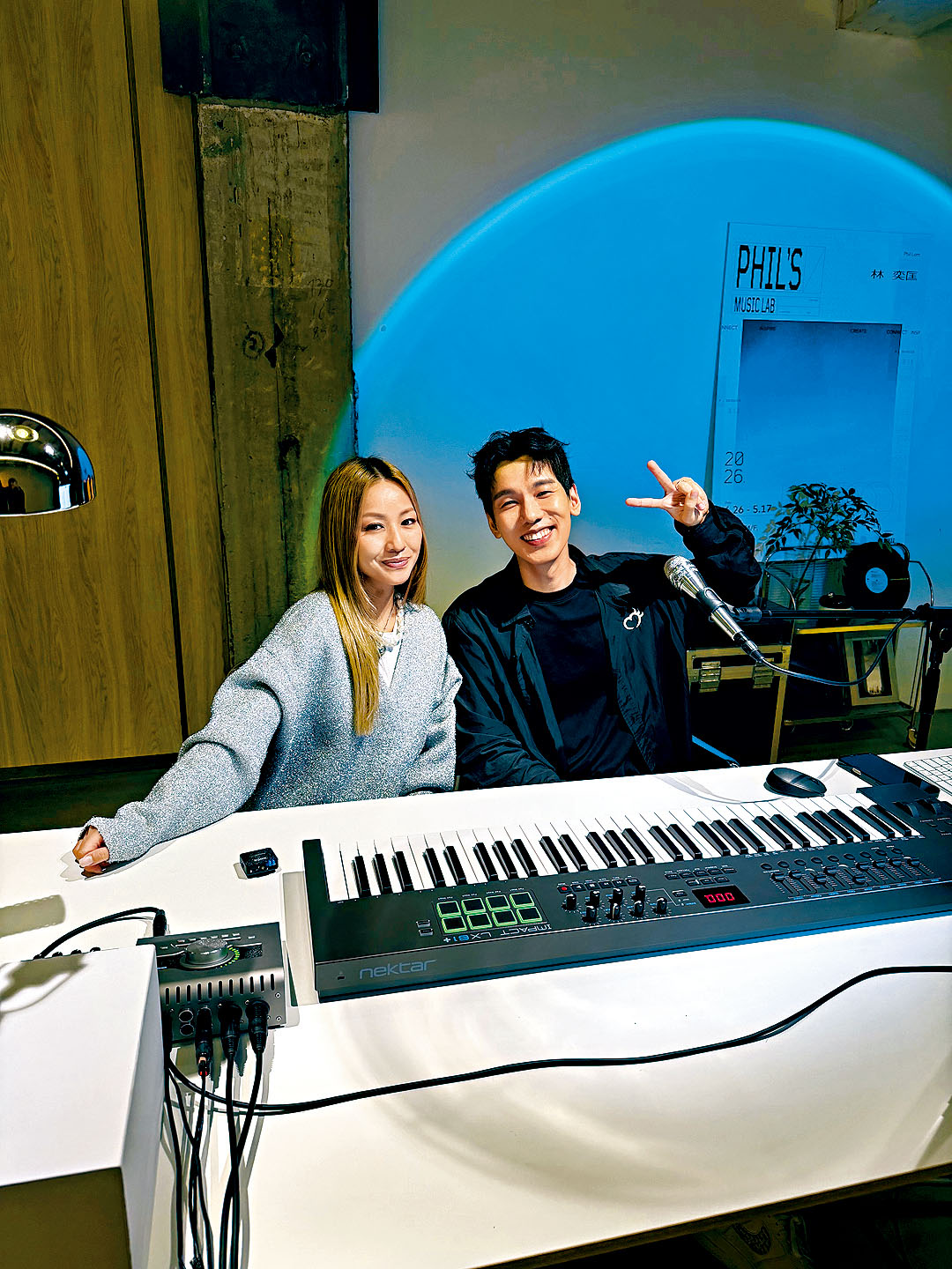 林奕匡邀請好友鄭融到「Phil’s Music Lab」作音樂交流。