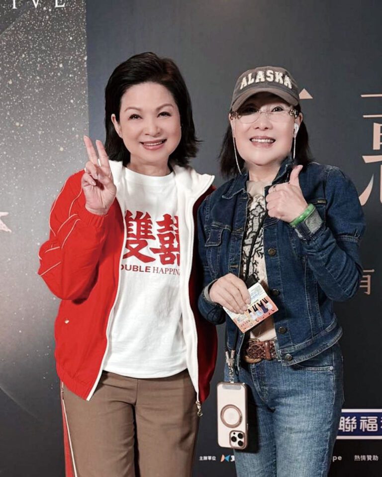 鄭琇月（右）生前與好友楊貴媚合影，照片中可見她還戴著手鐲。網上圖片 .c2/c3 鄭琇月的女兒何以奇目前以歌手身分在演藝圈活動。網上圖片
