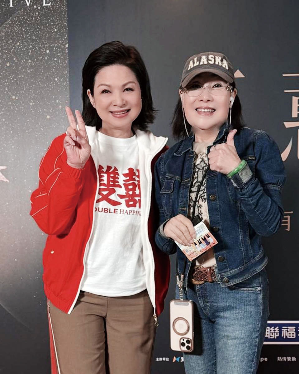 鄭琇月(右)生前與好友楊貴媚合影,照片中可見她還戴著手鐲。網上圖片 .c2/c3 鄭琇月的女兒何以奇目前以歌手身分在演藝圈活動。網上圖片