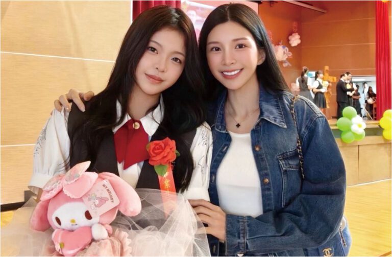 Lala與女兒在畢業典禮上合影。網上圖片