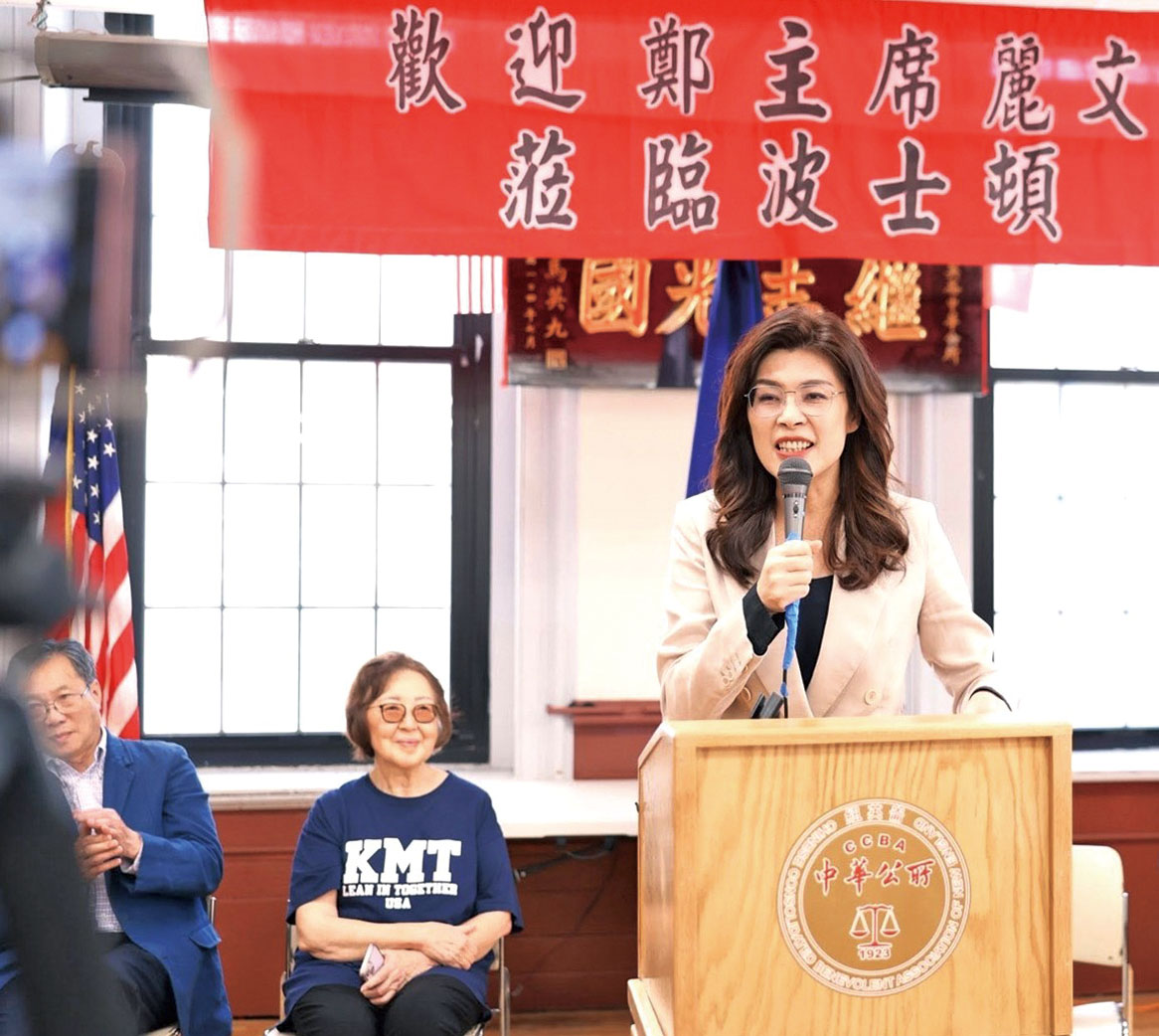 鄭麗文(右)在紐英崙中華公所發表演講,國民黨波士頓分部常委張韻蘭仔細聆聽。主辦方提供