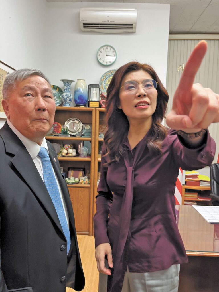 鄭麗文在中華公所看到牆上的老照片感慨萬千。