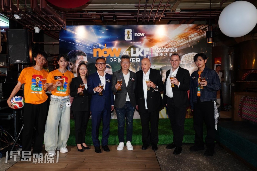 盛智文博士(右三)聯同Teller與Jacky Fan,在蘭桂坊出席世界盃狂歡盛會發佈會。