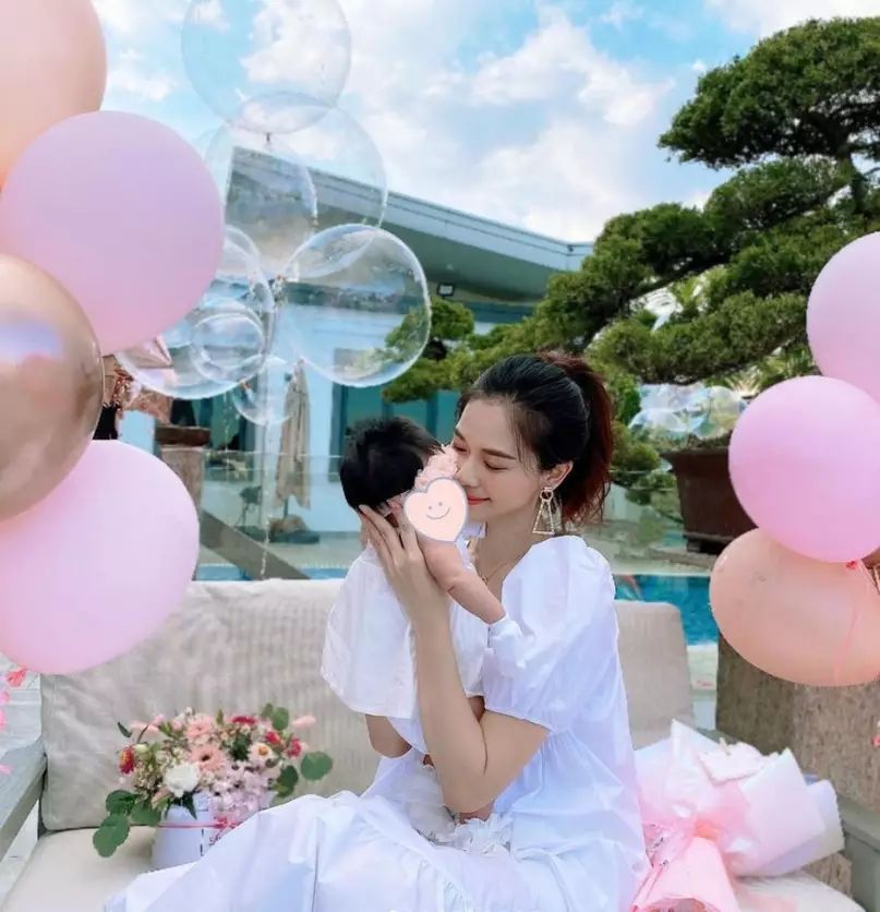 楊秀惠三年內迎接兩名女兒出生。