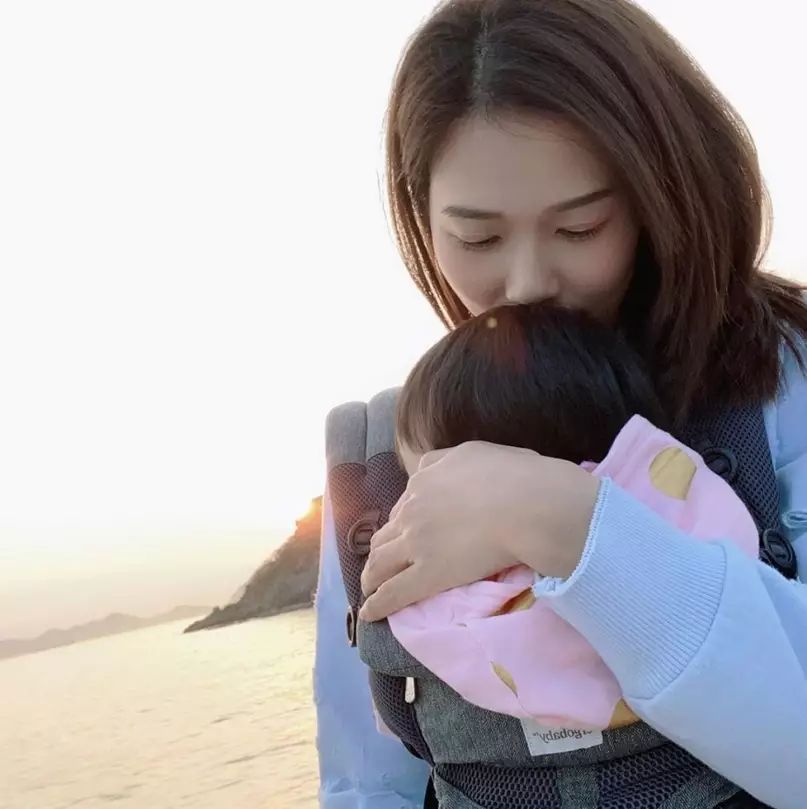 楊秀惠從未公開過兩位女兒的正面樣貌。