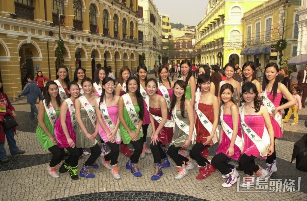 楊秀惠（前排右三）2003年贏得馬來西亞華裔小姐冠軍，翌年來港參選國際華裔小姐。